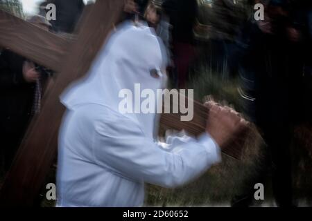 Espagne, Bercianos de Aliste, pénitent de la fraternité Santo Entierro portant une croix pendant la procession du Vendredi Saint Banque D'Images