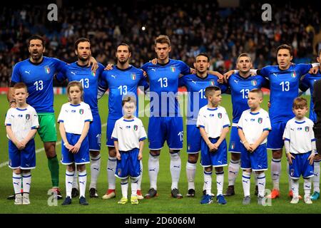 Italie (gauche-droite) Gianluigi Buffon, Marco Parolo, Mattia de Sciglio, Daniele Rugani, Alessandro Florenzi, Marco Verratti et Federico Chiesa pendant les hymnes nationaux Banque D'Images