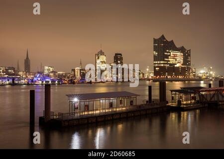 Allemagne, Hambourg, vue sur les gratte-ciel avec Hafencity et Elbe Philharmonic Hall la nuit Banque D'Images