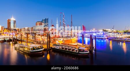 Allemagne, Hambourg, marina éclairée et Niederhafen au crépuscule Banque D'Images