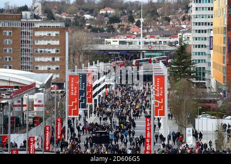 Fans sur Wembley Way avant le match Banque D'Images