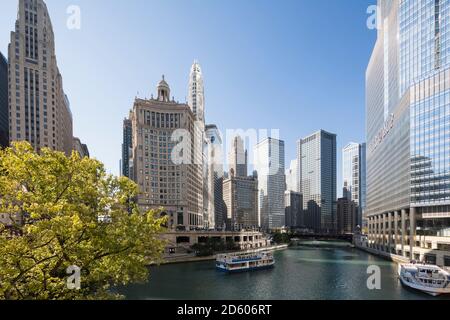 États-Unis, Illinois, Chicago, Chicago River, Trump Tower et Wyndham Grand Chicago Riverfront Banque D'Images