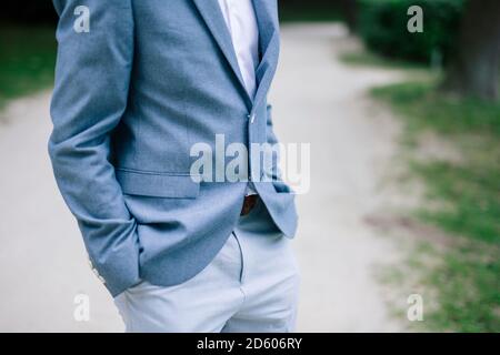 Homme au mariage debout avec les mains dans les poches Banque D'Images