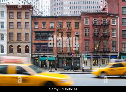 États-Unis, New York City, Manhattan, taxis jaunes devant de vieilles maisons en briques Banque D'Images