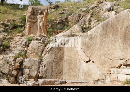 Turquie, Anatolie, Anatolie du Sud-est, province d'Adiyaman, Kahta, Parc national de Nemrut Dagi, Arsmeia sur les Nymphaios, Dexiosisrelief des Antiochos et des Héracles Banque D'Images