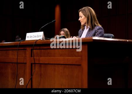 La juge Amy Coney Barrett assiste à la troisième journée de son audience de confirmation du Sénat devant la Cour suprême des États-Unis à Capitol Hill, à Washington, DC, le 14 octobre 2020. Credit: Erin Schaff/Pool via CNP /MediaPunch Banque D'Images