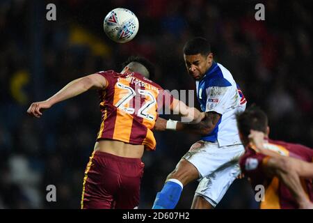 Dominic Samuel de Blackburn Rovers et Nathaniel Knight-Percival de Bradford City se disputent pour une barre de coupe Banque D'Images