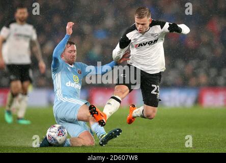 Matej Vydra (à droite) du comté de Derby et la bataille d'Aiden McGeady de Sunderland pour le ballon Banque D'Images