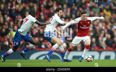 Le Mesut Ozil d'Arsenal (à droite) combat avec le Ramadan Sobhi de Stoke City (Centre) et Badou Ndiaye Banque D'Images