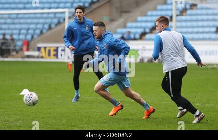 Marc McNulty (centre) de Coventry City se réchauffe avant le match Avec Yeovil Banque D'Images