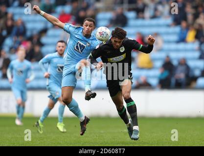 Jonson Clarke-Harris de Coventry City et Omar Sowunmi de Yeovil Town Banque D'Images