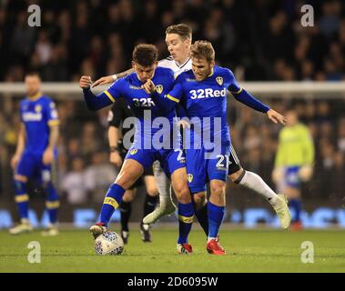 Kalvin Phillips (à gauche) et Samuel Saiz (à droite) ferment à Leeds United Stefan Johansen de Fulham Banque D'Images