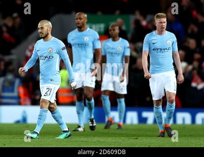 David Silva de Manchester City (à gauche) et Kevin de de de Manchester City Bruyne (à droite) apparaît abattu après Sadio Mane de Liverpool (pas sur l'image) marque le troisième but de son côté du jeu Banque D'Images