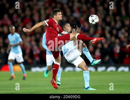 Dejan Lovren de Liverpool (à gauche) et Gabriel Jesus de Manchester City (à droite) bataille pour le ballon Banque D'Images