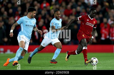 Sadio Mane de Liverpool (à droite) en action comme Raheem de Manchester City Sterling (au centre) et Kyle Walker (à gauche) de Manchester City donnent la chasse Banque D'Images