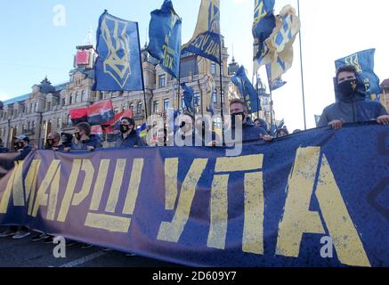 Kiev, Ukraine. 14 octobre 2020. Les militants du parti du corps national participent à une marche pour célébrer le 78e anniversaire de la création de l'Armée insurrectionnelle ukrainienne (UPA) à Kiev, en Ukraine, le 14 octobre 2020. L'UPA a lutté pour l'indépendance de l'Ukraine contre l'Armée rouge soviétique et les Nazis pendant la Seconde Guerre mondiale, principalement à l'ouest de l'Ukraine jusqu'au début de 1950. Crédit : Serg Glovny/ZUMA Wire/Alay Live News Banque D'Images