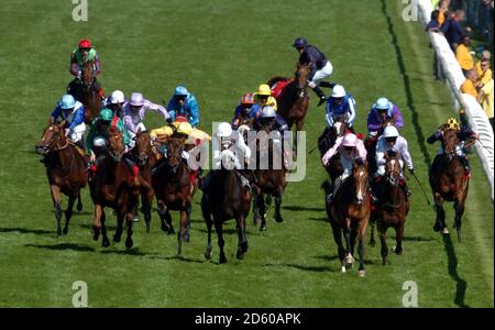 Le champ monte la colline dans le Derby pour être gagné par Sir Percy (r) monté par Martin Dwyer, comme Kieren Fallon démonte au large de Horatio Nelson en arrière-plan Banque D'Images