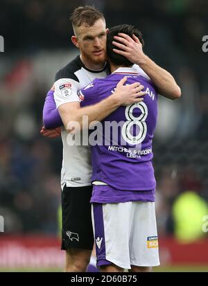 Alex Pearce du comté de Derby (à gauche) et Jem Karacan de Bolton Wanderers après le sifflet final Banque D'Images