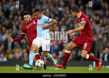 Gabriel Jesus (au centre) de Manchester City lutte pour la balle avec Alex Oxlade-Chamberlain de Liverpool (à gauche) et Dejan Lovren Banque D'Images