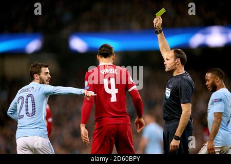 Bernardo Silva de Manchester City (à gauche) reçoit une carte jaune de Arbitre Antonio Miguel Mateu Lahoz pour comportement non sportif Banque D'Images