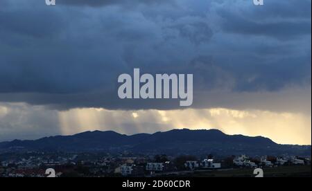 Nuage de tempête sur les Picos de Europa à l'approche de la ouest avec rayons du soleil fin après-midi scène d'automne Santander Cantabrie Espagne Banque D'Images