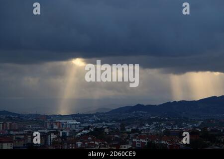 Nuage de tempête sur les Picos de Europa à l'approche de la ouest avec rayons du soleil fin après-midi scène d'automne Santander Cantabrie Espagne Banque D'Images