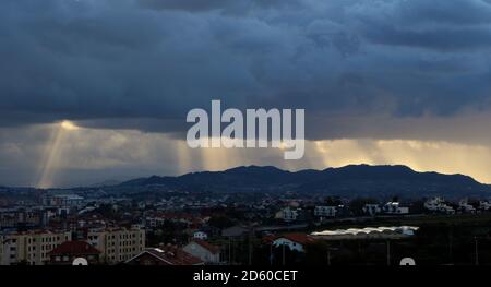 Nuage de tempête sur les Picos de Europa à l'approche de la ouest avec rayons du soleil fin après-midi scène d'automne Santander Cantabrie Espagne Banque D'Images