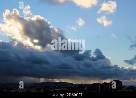 Nuage de tempête sur les Picos de Europa à l'approche de la ouest avec rayons du soleil fin après-midi scène d'automne Santander Cantabrie Espagne Banque D'Images