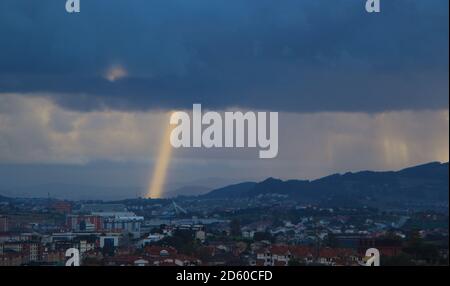 Nuage de tempête sur les Picos de Europa à l'approche de la ouest avec rayons du soleil fin après-midi scène d'automne Santander Cantabrie Espagne Banque D'Images