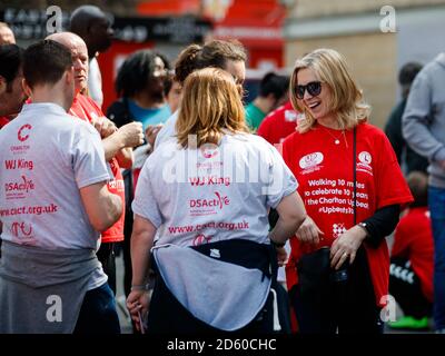 La marche annuelle de Charlton Upbeats arrive à la vallée, les groupes arriveront au sol après avoir marché depuis le terrain d'entraînement de New Eltham pour recueillir de l'argent pour le projet de syndrome de Down du club Banque D'Images