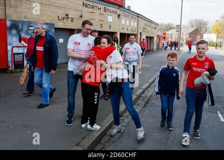 La marche annuelle de Charlton Upbeats arrive à la vallée, les groupes arriveront au sol après avoir marché depuis le terrain d'entraînement de New Eltham pour recueillir de l'argent pour le projet de syndrome de Down du club Banque D'Images