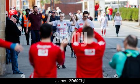 La marche annuelle de Charlton Upbeats arrive à la vallée, les groupes arriveront au sol après avoir marché depuis le terrain d'entraînement de New Eltham pour recueillir de l'argent pour le projet de syndrome de Down du club Banque D'Images