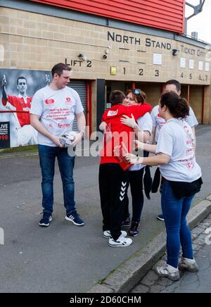 La marche annuelle de Charlton Upbeats arrive à la vallée, les groupes arriveront au sol après avoir marché depuis le terrain d'entraînement de New Eltham pour recueillir de l'argent pour le projet de syndrome de Down du club Banque D'Images