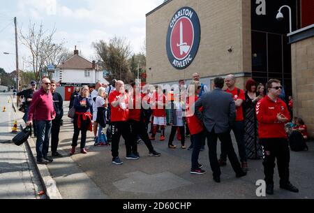 La marche annuelle de Charlton Upbeats arrive à la vallée, les groupes arriveront au sol après avoir marché depuis le terrain d'entraînement de New Eltham pour recueillir de l'argent pour le projet de syndrome de Down du club Banque D'Images