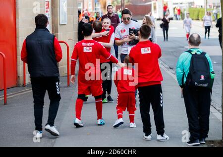 La marche annuelle de Charlton Upbeats arrive à la vallée, les groupes arriveront au sol après avoir marché depuis le terrain d'entraînement de New Eltham pour recueillir de l'argent pour le projet de syndrome de Down du club Banque D'Images