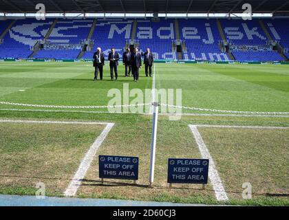 Une vue générale du stade Madejski avant le coup d'envoi, pendant que les officiels inspectent le terrain Banque D'Images