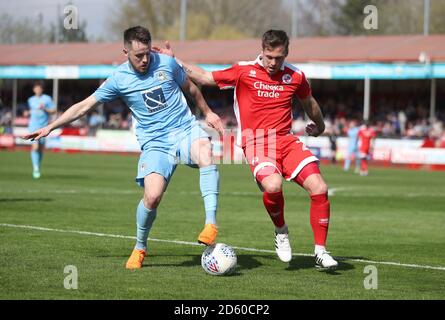 Marc McNulty, de Coventry City, est défié par Dannie Bulman, de Crawley Town, lors du match Sky Bet League Two au Checkatrade Stadium, à Crawley. Banque D'Images