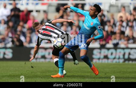 Matt Ritchie (à gauche) de Newcastle United et Joe Willock d'Arsenal pour le ballon Banque D'Images