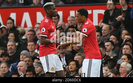 Paul Pogba (à gauche) de Manchester United est remplacé par Anthony Martial Banque D'Images