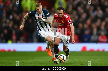 Juan Mata (à droite) de Manchester United et James de West Bromwich Albion McClean lutte pour le ballon Banque D'Images