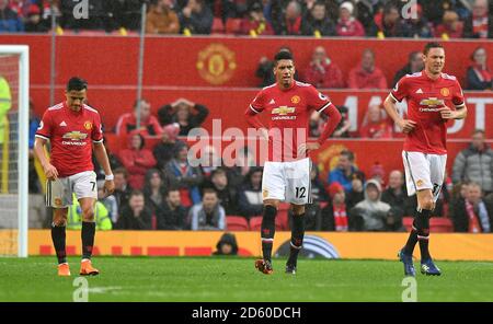 Chris Smalling de Manchester United (au centre) avec les coéquipiers Alexis Sanchez (à gauche) Et Nemanja Matic a l'air abattu Banque D'Images