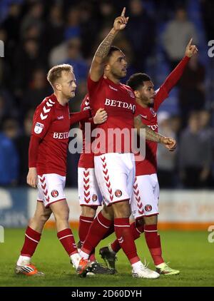 Josh Magennis de Charlton Athletic (deuxième à droite) célèbre le deuxième but de son côté avec Jay Dasilva (à droite) et Ben Reeves (à gauche) Banque D'Images