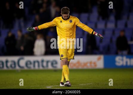 Dean Henderson, gardien de but de Shrewsbury Town, apparaît abattu après Charlton Athletic Josh Magennis marque le deuxième but de son côté Banque D'Images