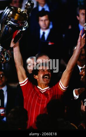 Le capitaine Graeme Souness de Liverpool célèbre la victoire de la coupe d'Europe Banque D'Images