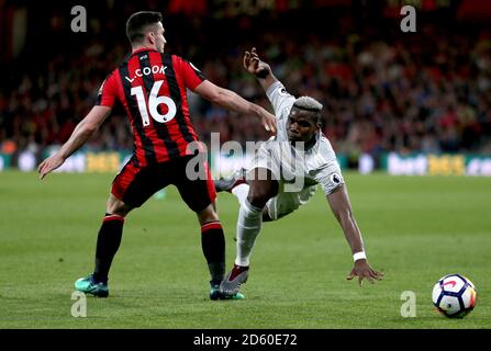 Lewis Cook (à gauche) de l'AFC Bournemouth et Paul Pogba de Manchester United bataille pour le ballon Banque D'Images