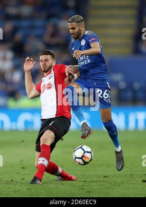 Wesley Hoedt de Southampton (à gauche) et la bataille de Riyad Mahrez de Leicester City pour le ballon Banque D'Images