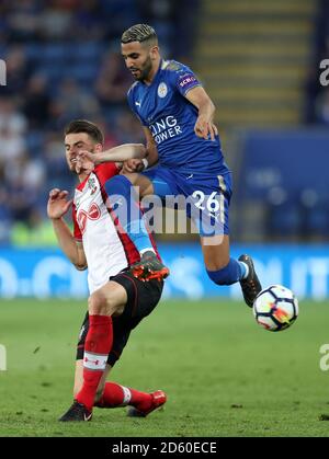 Wesley Hoedt de Southampton (à gauche) et la bataille de Riyad Mahrez de Leicester City pour le ballon Banque D'Images