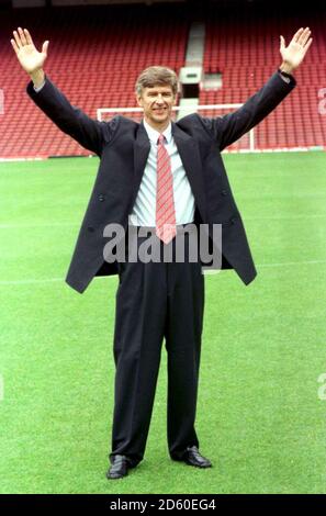 PHOTO DU DOSSIER: Arsene Wenger doit quitter Arsenal à la fin de la saison, mettant fin à un règne de près de 22 ans comme gestionnaire Arsene Wenger le nouveau gestionnaire d'Arsenal lors d'une conférence de presse à Highbury aujourd'hui ... Soccer - Arsenal Nouveau directeur - Arsene Wenger - Stade Highbury ... 22-09-1996 ... Dortmund ... Allemagne ... Le crédit photo devrait se lire : Aubrey Washington/EMPICS Sport. Référence unique n° 198806 ... Courses automobiles, Grand Prix portugais. Johnny Herbert dirige Rubens Barrichello Banque D'Images