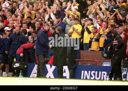 PHOTO DU DOSSIER: Arsene Wenger doit quitter Arsenal à la fin de la saison, mettant fin à un règne de près de 22 ans en tant que gestionnaire l-r; Arsenal Manager Arsene Wenger va secouer la main avec le directeur de Manchester United Alex Ferguson au coup de sifflet final ... Football - AXA FA Cup - semi final - Manchester United / Arsenal ... 11-04-1999 ... ... ... Le crédit photo devrait se lire: Neal Simpson/EMPICS Sport. Référence unique n° 309178 ... Football international ... Le Tournoi de France ... France contre Italie Zinedine Zidane, France pendant le Tournoi de France contre Italie Banque D'Images