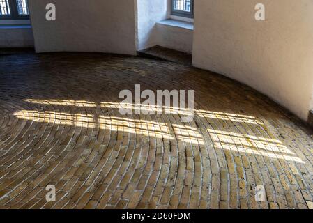 Vue intérieure de la rampe en spirale de la Tour ronde (Rundetårn), anciennement Stellaburgis Hafniens, tour située dans le centre de Copenhague, Danemark Banque D'Images